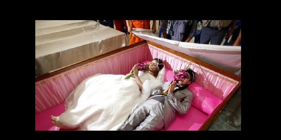 Thaïlande: des couples se marient dans un cercueil le jour de la st