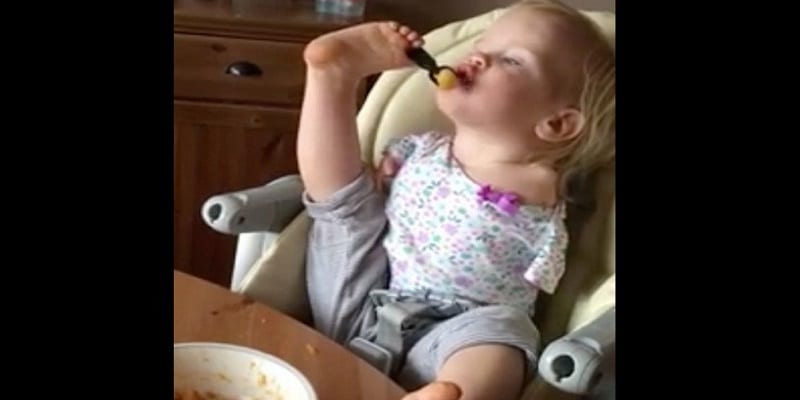 Un Bebe Ne Sans Bras Apprend A Manger A L Aide De Ses Pieds Photos Video Afrikmag