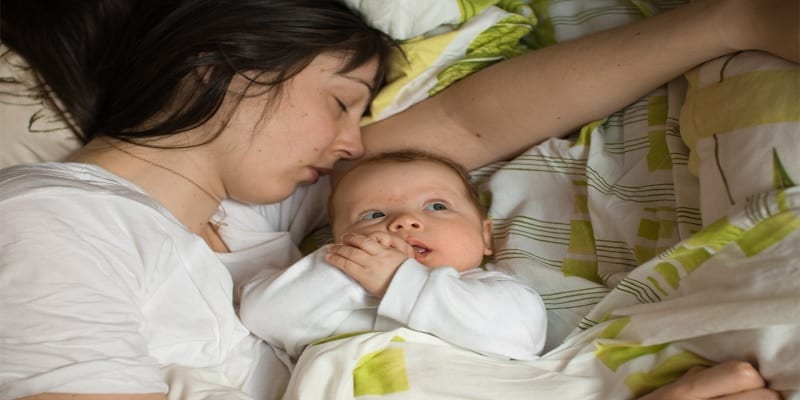 Voici Jusqu A Quel Age Bebe Et Maman Doivent Dormir Ensemble Etude