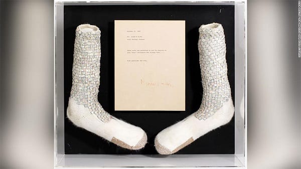 Michael Jackson: ses premières chaussettes moonwalk en vente pour une somme hallucinante