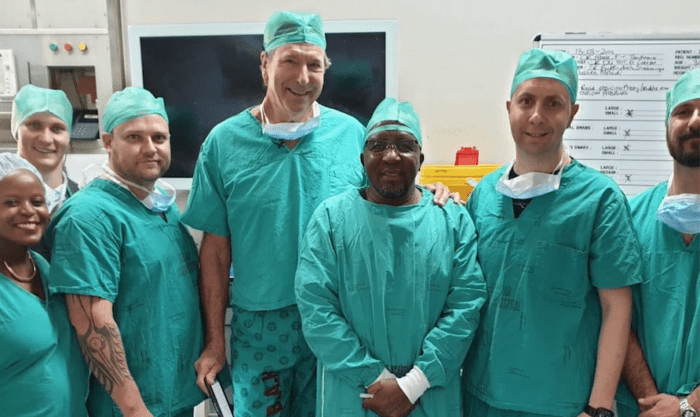 Un chirurgien sud-africain réalise la toute première greffe d’oreille pour guérir la surdité (photos)
