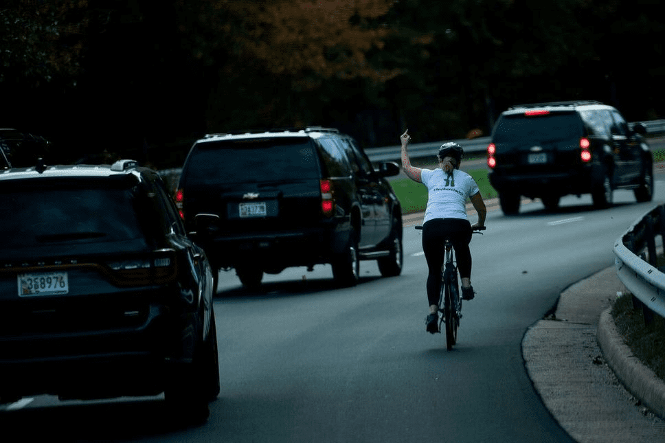 USA: la cycliste licenciée après son doigt d'honneur à Trump est élue