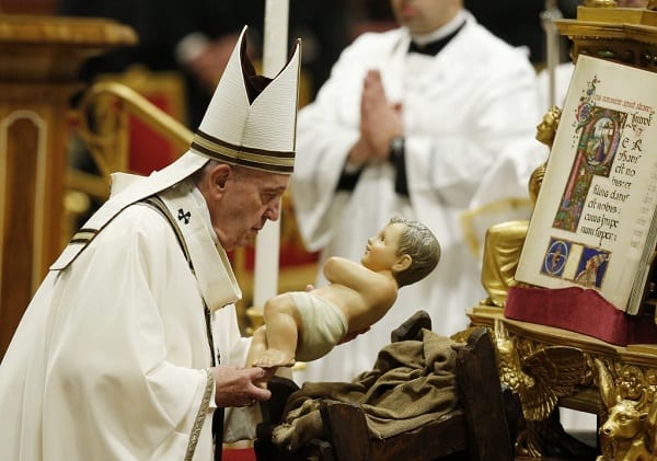 20191224T1720 0422 CNS POPE CHRISTMAS MASS 1024x720 - Le Pape dévoile une nouvelle statue de l’enfant Jésus dans une crèche: PHOTOS