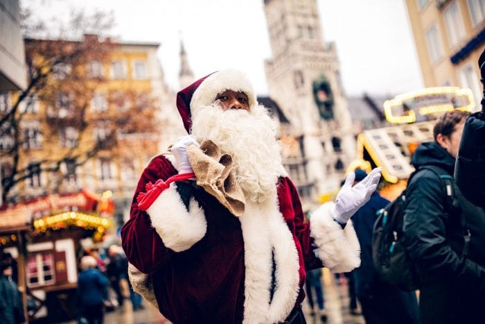 5e0094615e06a - Munich: David Alaba se déguise en Père Noël dans la rue (PHOTOS)