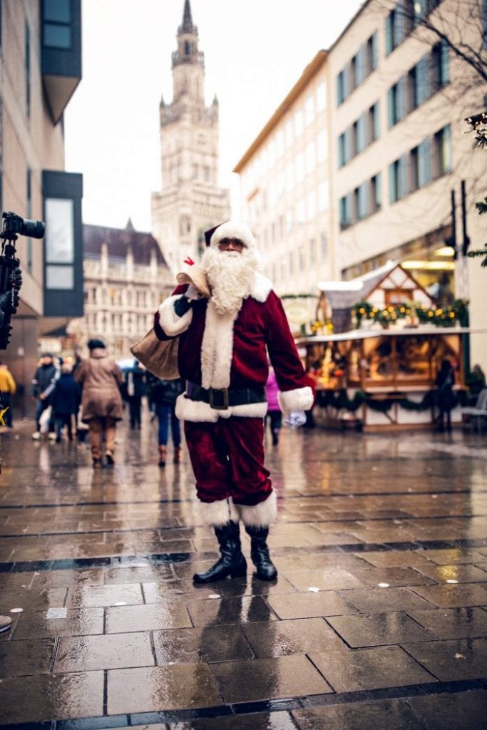 5e00949d644e7 683x1024 - Munich: David Alaba se déguise en Père Noël dans la rue (PHOTOS)