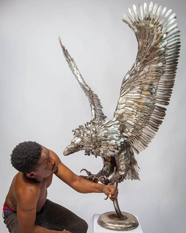 Abinoro Collins: le Nigérian qui réalise d'incroyables sculptures grandeur nature avec des cuillères