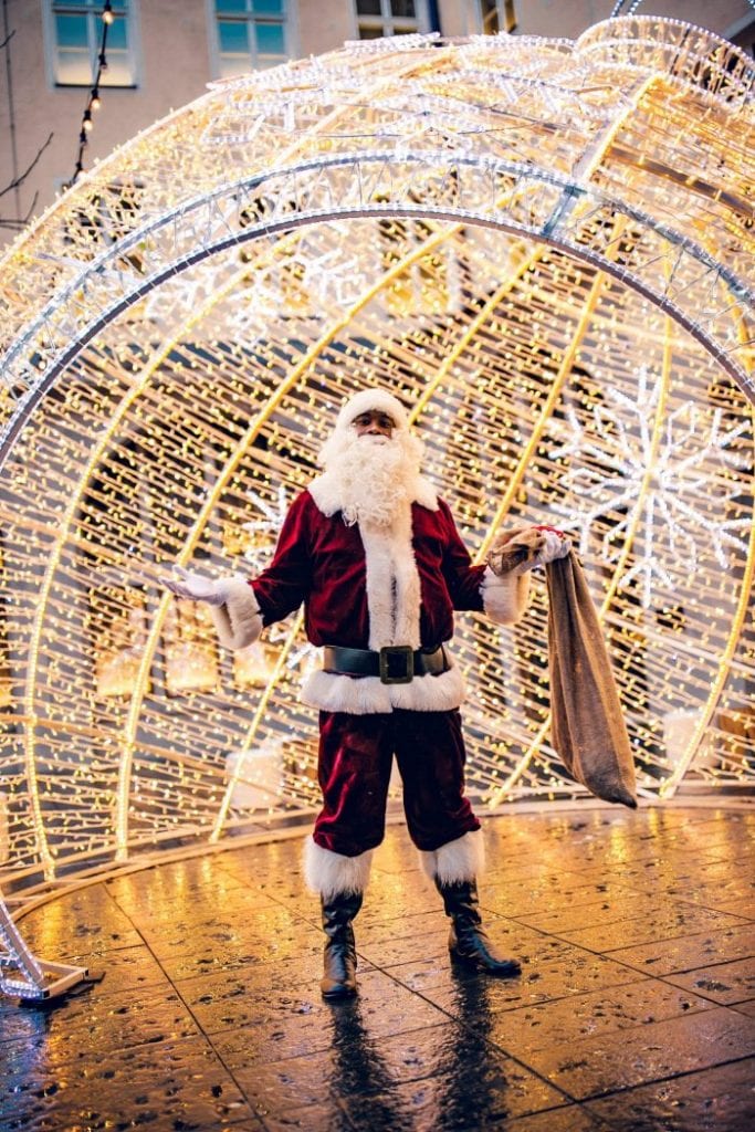 David 2 scaled e1577083157500 683x1024 - Munich: David Alaba se déguise en Père Noël dans la rue (PHOTOS)