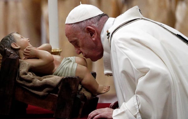 RTS2W2XG - Le Pape dévoile une nouvelle statue de l’enfant Jésus dans une crèche: PHOTOS