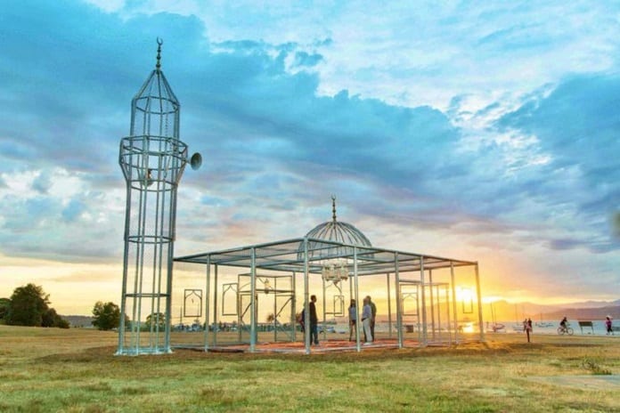 Canada: ces belles photos d'une mosquée transparente enflamment la toile