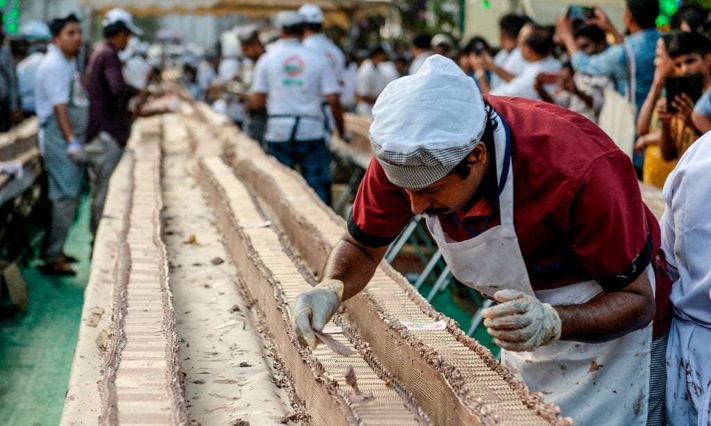 Record : des pâtissiers indiens fabriquent le plus long gâteau du monde (vidéo)
