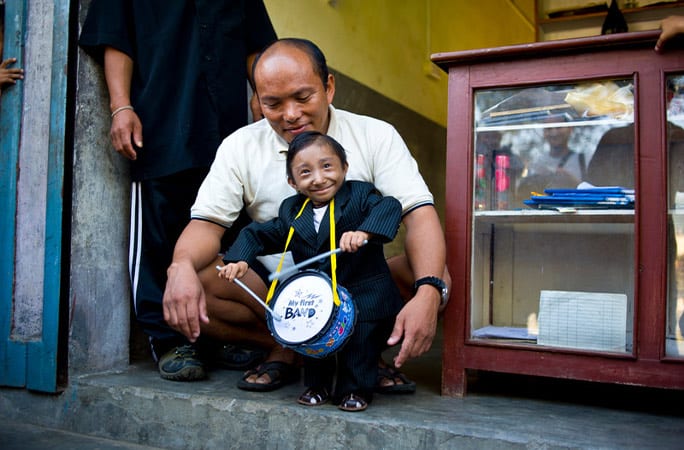 Népal : l’homme le plus petit du monde est décédé à 28 ans (vidéo)