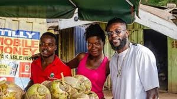 Ghana: Emmanuel Adebayor «change» la vie d'un vendeur de noix de coco