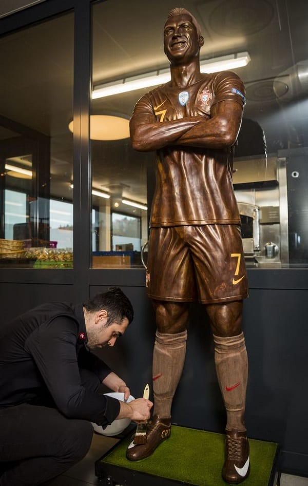Cristiano Ronaldo: sa statue de 120 kg faite de chocolat dévoilée en Suisse