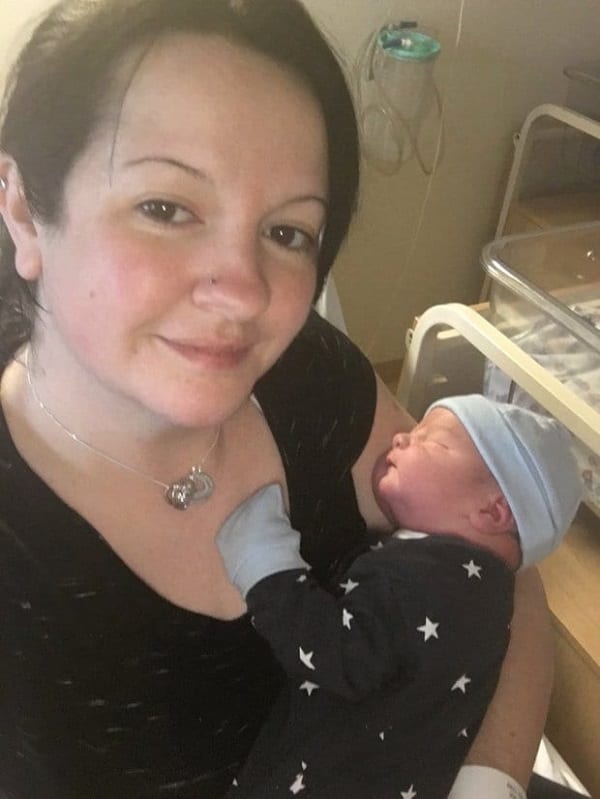 Elle donne naissance à son fils à 02h02 le 02/02/2020 dans la salle d'accouchement 2