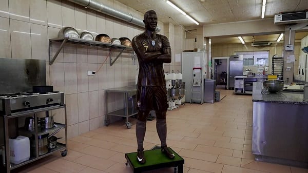 Cristiano Ronaldo: sa statue de 120 kg faite de chocolat dévoilée en Suisse