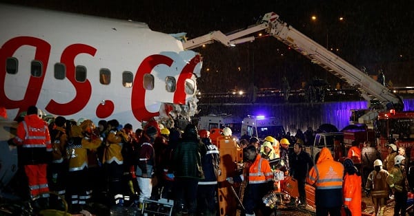 Istanbul: un avion dérape sur la piste et se brise en deux...Plusieurs morts et blessés! Vidéo