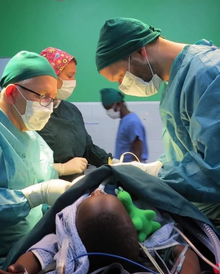 FB IMG 1581278606503 - Mesut Ozil finance l’opération chirurgicale de 18 enfants ougandais (photos)
