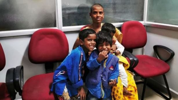 Inde : désespérée, elle vend ses cheveux pour 2 dollars pour nourrir ses enfants (photos)