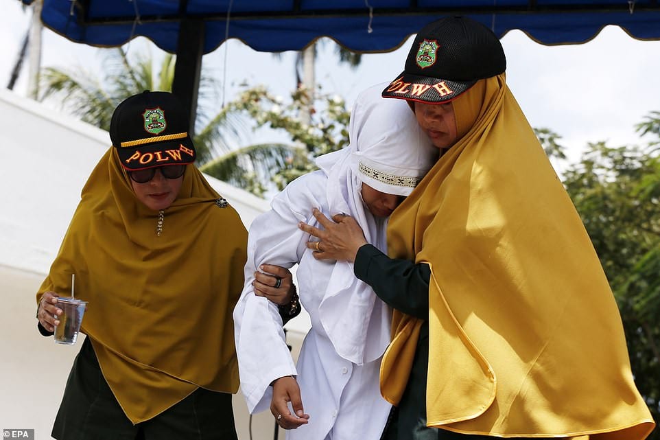 Indonésie : Une femme battue en public pour avoir eu des relations sexuelles hors mariage (photos)