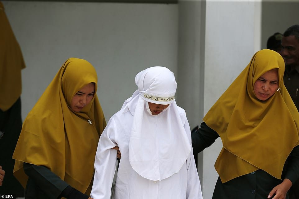 Indonésie : Une femme battue en public pour avoir eu des relations sexuelles hors mariage (photos)