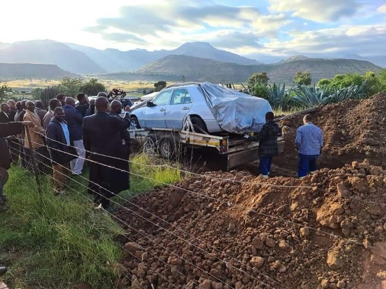 Afrique du Sud : un homme enterré dans sa Mercedes Benz préférée selon sa dernière volonté (vidéo)
