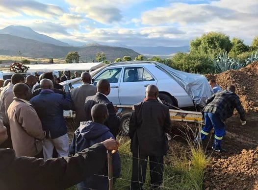 Afrique du Sud : un homme enterré dans sa Mercedes Benz préférée selon sa dernière volonté (vidéo)