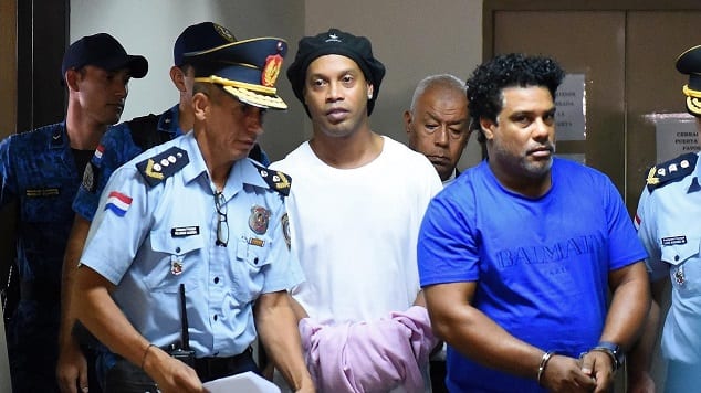 Ronaldinho et son frère libérés de prison au Paraguay, mais...