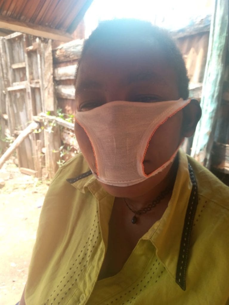 Coronavirus: des kényans portent des dessous de femmes comme masque de protection après une arnaque
