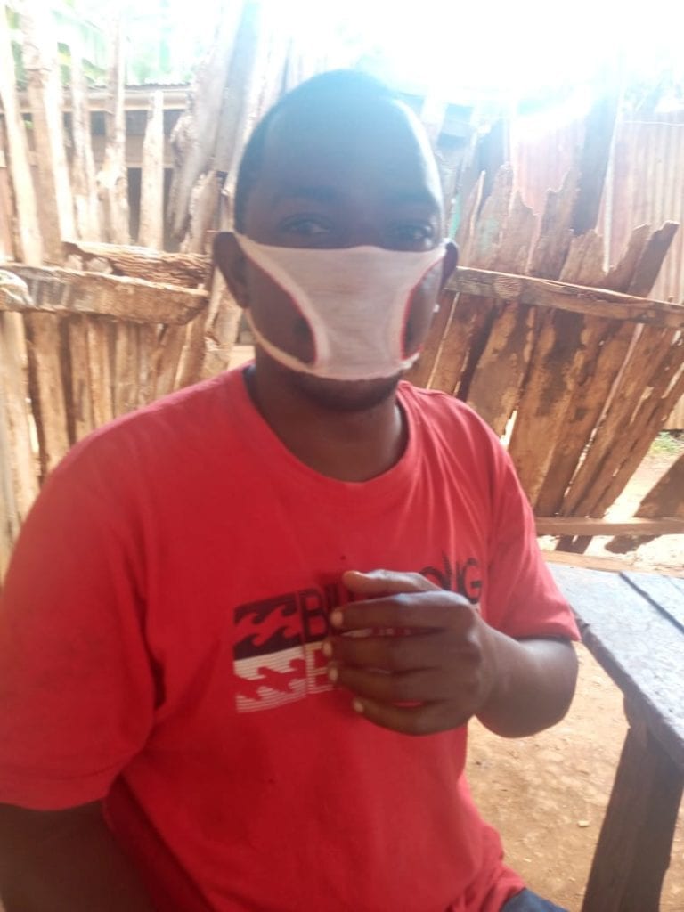 Coronavirus: des kényans portent des dessous de femmes comme masque de protection après une arnaque