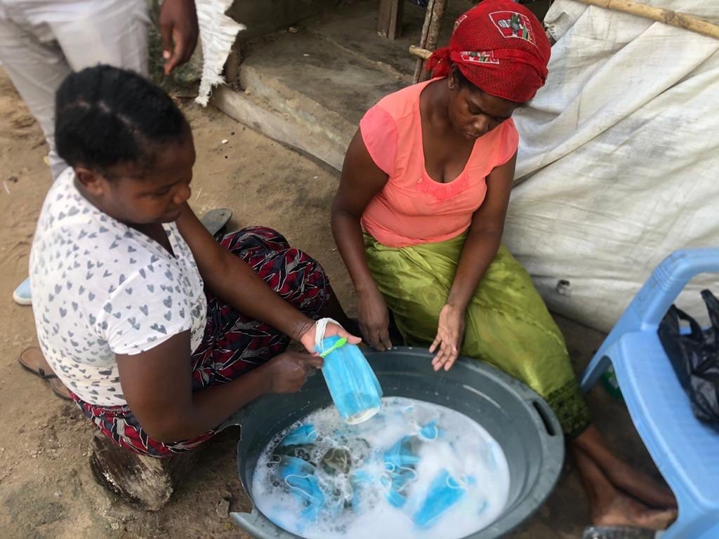 Mozambique: des femmes surprises en train de laver des masques usagés pour  les revendre
