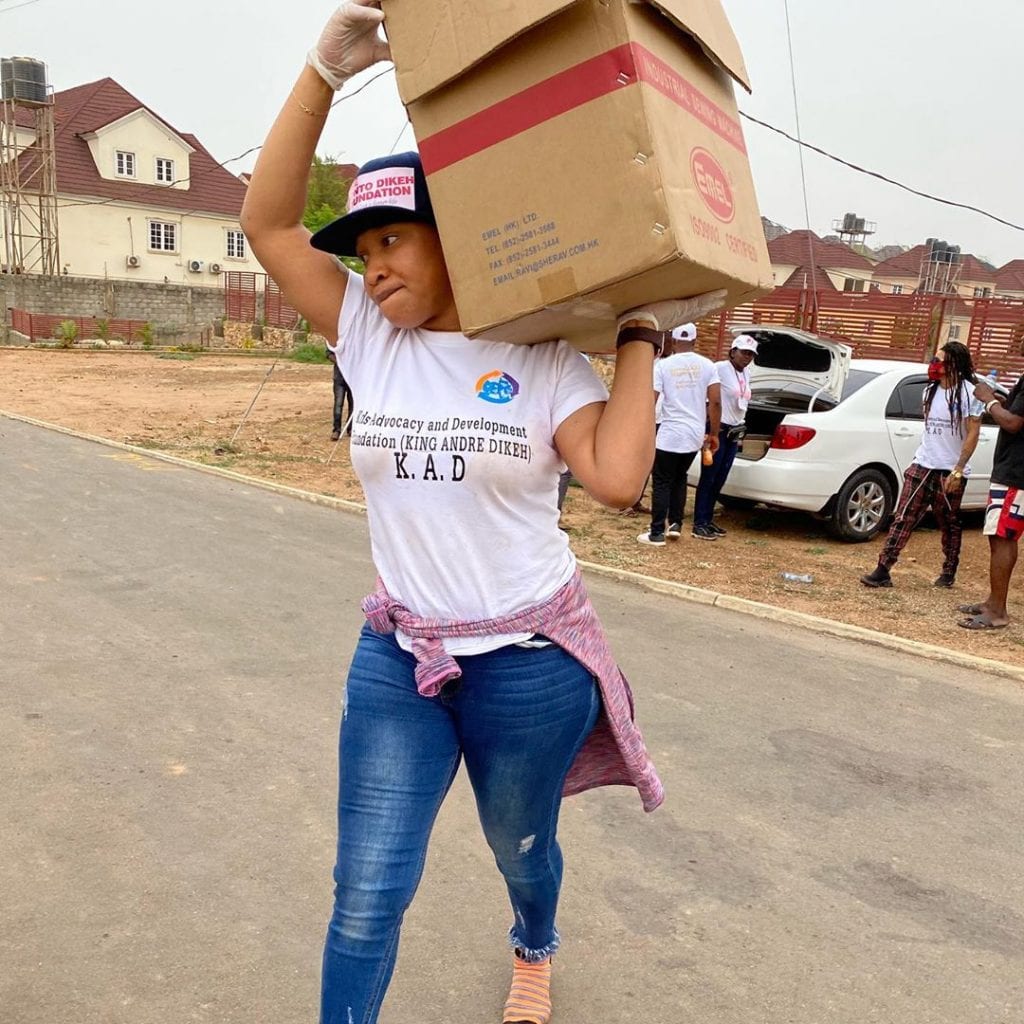 Plus de 5000 Nigérians et 2000 Ghanéens reçoivent des dons de l'actrice Tonto Dikeh  (Photos)