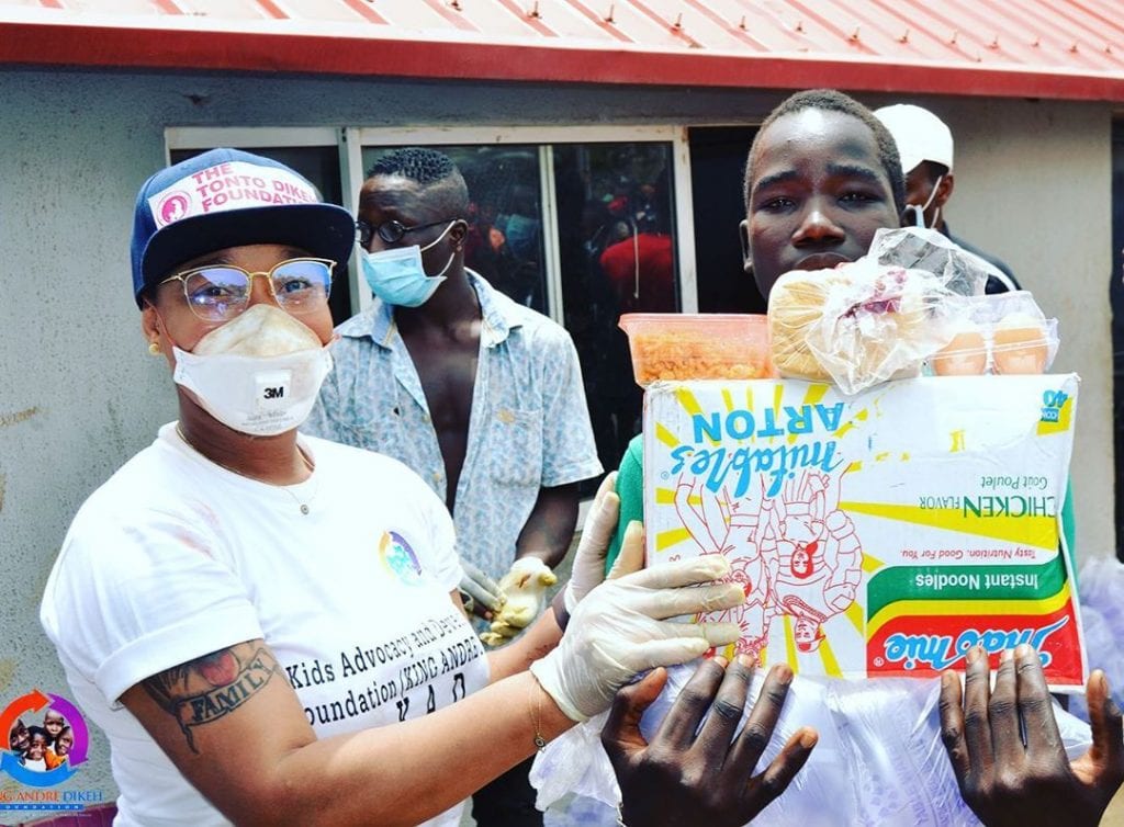 Plus de 5000 Nigérians et 2000 Ghanéens reçoivent des dons de l'actrice Tonto Dikeh  (Photos)