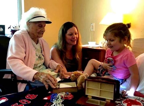 Âgée de 103 ans, elle célèbre sa guérison au coronavirus d'une façon particulière
