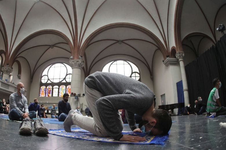 « Les crises rapprochent les religieux » ! : une église allemande ouvre ses portes aux musulmans pour la prière (photos)