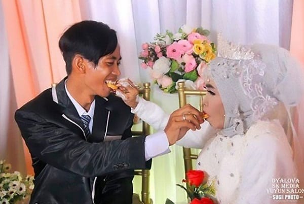 Indonésie: une femme de 65 ans épouse son fils adoptif de 24 ans (Photos)