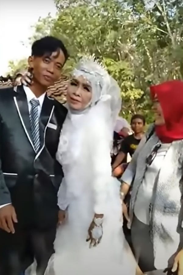 65 Year Old Indonesian Grandmother Marries Her 24 Year Old Adopted Son Photos2 - Indonésie: une femme de 65 ans épouse son fils adoptif de 24 ans (Photos)