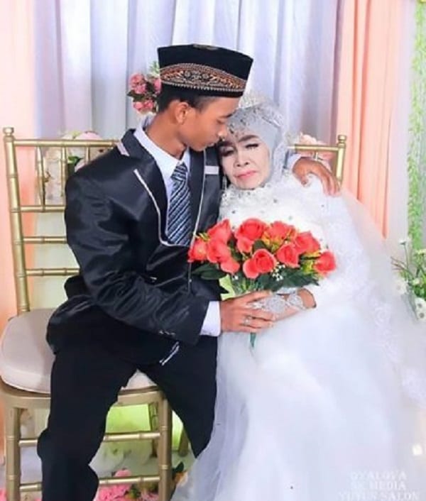 Indonésie: une femme de 65 ans épouse son fils adoptif de 24 ans (Photos)
