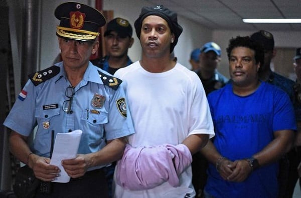Affaire faux passeport: Ronaldinho évoque son assignation à résidence surveillée