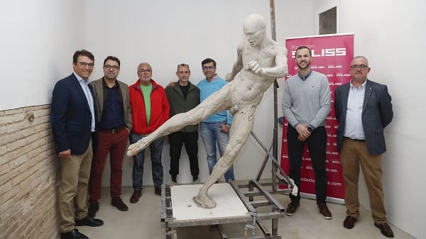 Andres Iniesta: le footballeur surpris par une statue de lui... totalement nu-(photos)