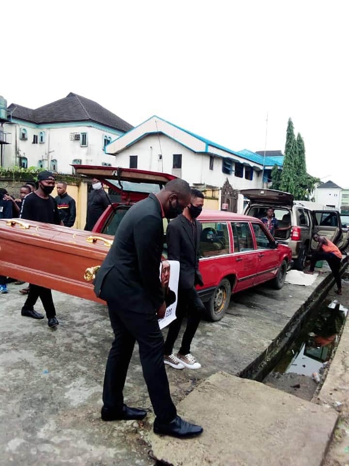 Nigeria: un pasteur ''enterre une nouvelle fois'' l'Américain George Floyd (photos)