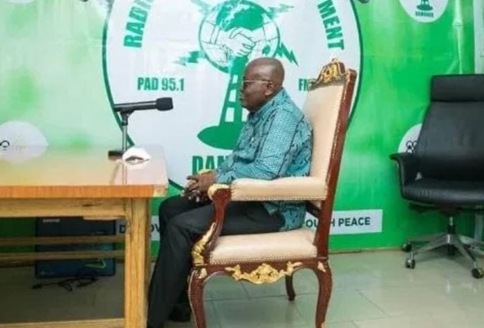 Ghana : le président transporte sa chaise présidentielle pour une interview à la radio