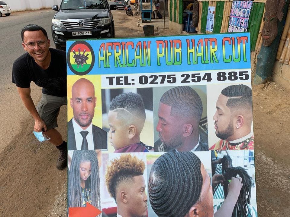 Ghana : l’ambassadeur d'Australie se fait couper les cheveux dans un salon de coiffure local