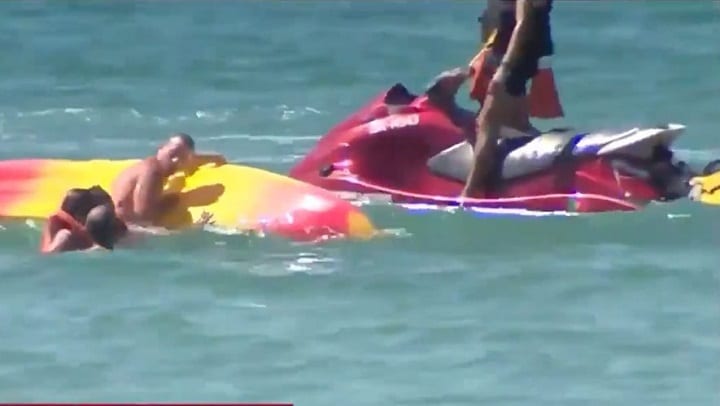 Portugal: le président nage et sauve deux femmes de la noyade (Vidéo)