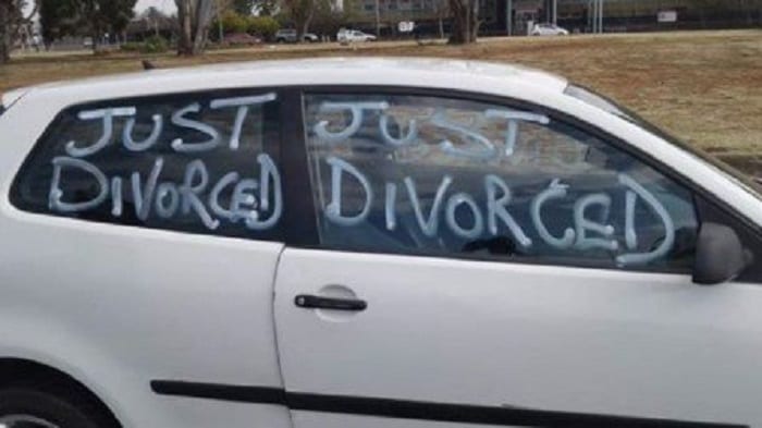 Un homme se promène en ville pour célébrer son divorce d'avec sa femme-photos