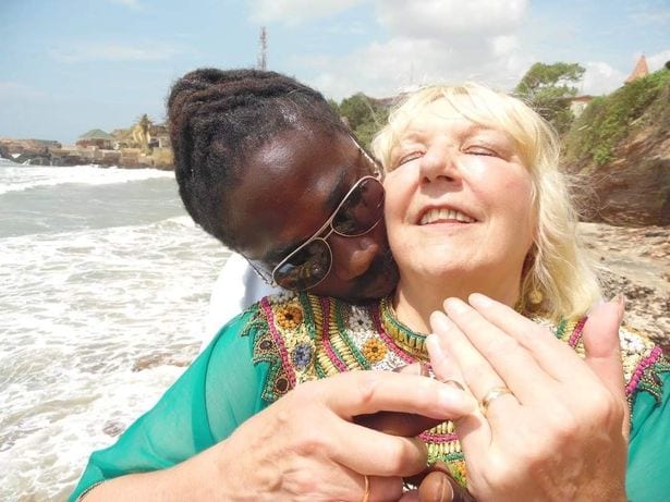 Une Britannique de 68 ans raconte comment son amoureux ghanéen l'a arnaquée