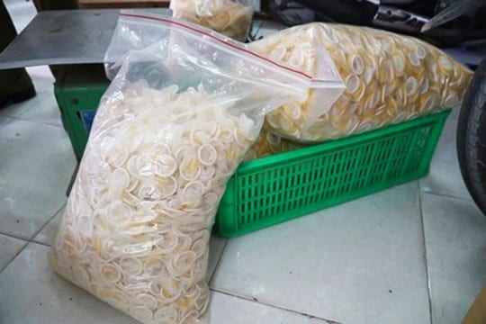 PRI 165829583 - Vietnam: une usine recycle des préservatifs usagés et les revend au public