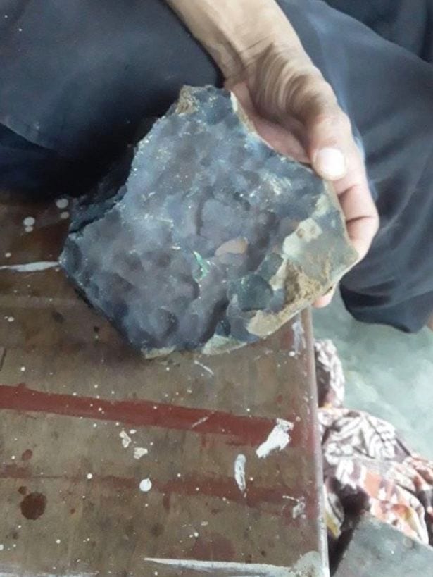 Il devient subitement millionnaire après qu'une météorite se soit écrasée sur son toit- (Photos)