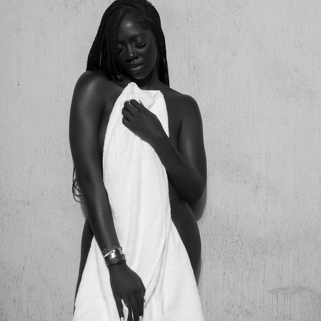 Tiwa Savage Lynchée pour ses photos osées : Daphné lui apporte son soutien