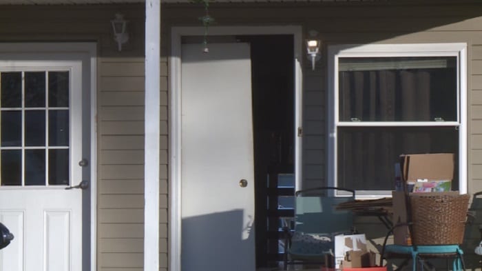 USA: un locataire arrache la porte d'entrée d'une femme pour arriérés de loyer impayés